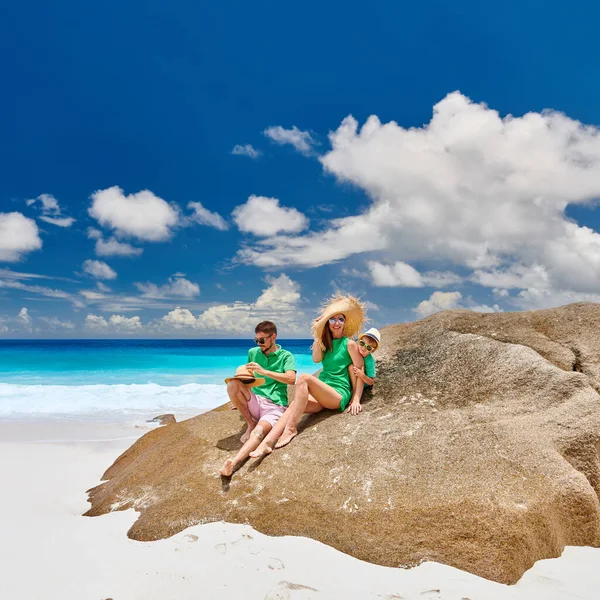 Οικογένεια Κάθεται Βράχο Στην Όμορφη Παραλία Anse Intendance Νεαρό Ζευγάρι — Φωτογραφία Αρχείου