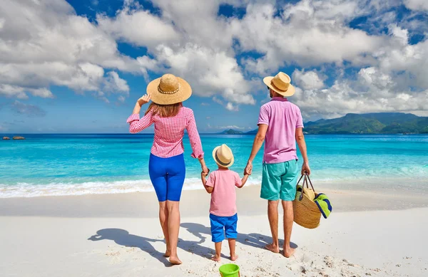 Família Bela Praia Anse Soleil Jovem Casal Com Menino Três — Fotografia de Stock