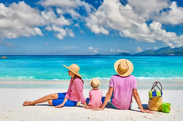 Rodina Krásné Pláži Anse Soleil Mladý Pár Tříletým Batole Chlapce — Stock fotografie
