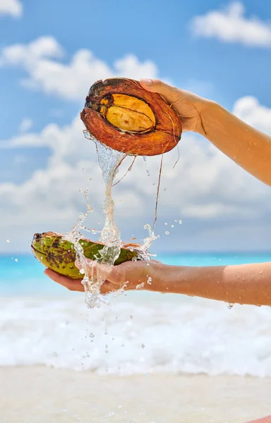 Frau Planscht Wasser Mit Kokosnuss Strand Anse Soleil Auf Den — Stockfoto