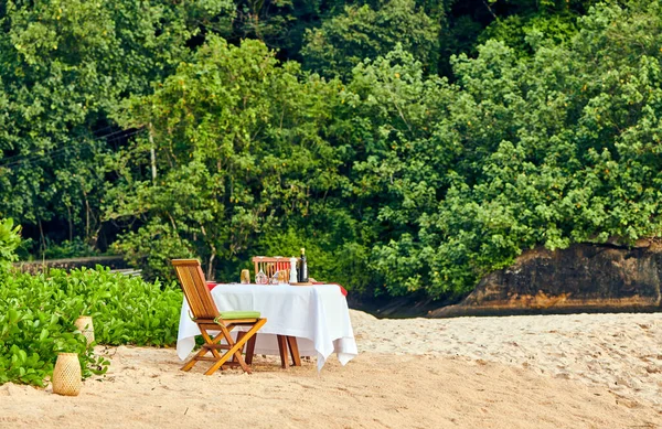 Tavola Apparecchiata Una Cena Romantica Sulla Spiaggia Mahe Seychelles — Foto Stock