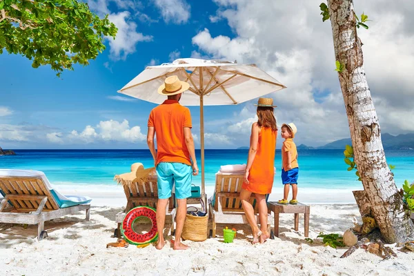 Familia Hermosa Playa Petite Anse Pareja Joven Con Niño Tres —  Fotos de Stock