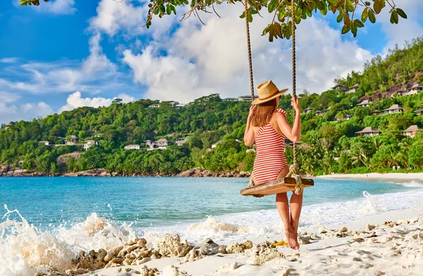 Frau Schwingt Tropischen Strand Petite Anse Mahe Seychellen — Stockfoto
