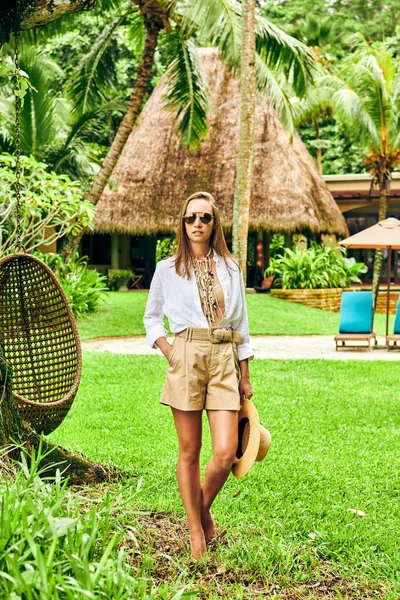 Frau Strand Der Nähe Von Resort Bungalow Auf Den Seychellen — Stockfoto