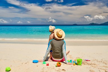 Babasıyla plajda üç yaşında küçük bir çocuk. Seyşeller 'de yaz tatili, Mahe..