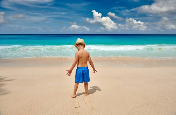 Menino Três Anos Andar Praia Férias Família Verão Seychelles Mahe — Fotografia de Stock
