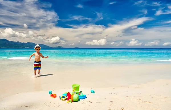 ビーチでビーチのおもちゃで遊んでいる3歳の幼児の少年 セーシェルでの夏休み — ストック写真