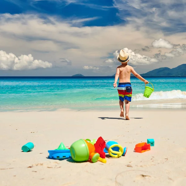 Tre Gammal Pojke Leker Med Strandleksaker Stranden Sommar Familjesemester Seychellerna — Stockfoto