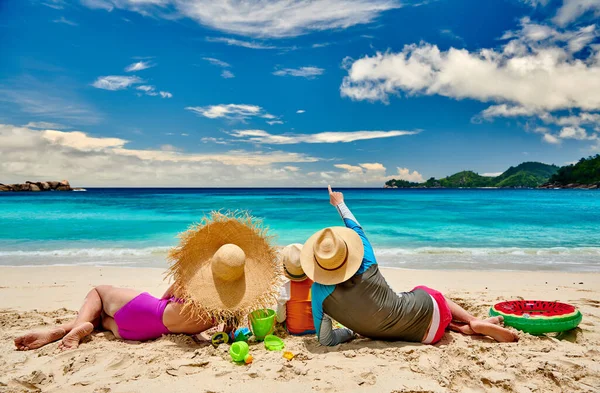 Famiglia Sulla Spiaggia Giovane Coppia Con Bambino Tre Anni Vacanze — Foto Stock