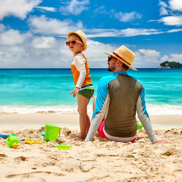 Tři Roky Starý Batole Pláži Otcem Letní Rodinná Dovolená Seychelách — Stock fotografie