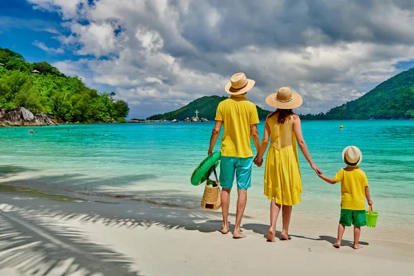 Οικογένεια Στην Παραλία Νεαρό Ζευγάρι Κίτρινο Χρώμα Τρίχρονο Αγόρι Καλοκαιρινές — Φωτογραφία Αρχείου
