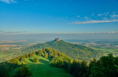 Hilltop Hohenzollern Kalesi Swabian Alpleri 'nde dağın tepesinde, Baden-Wurttemberg, Almanya
