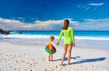 Annesiyle plajda üç yaşında bir çocuk. Seyşeller 'de yaz tatili, Mahe..