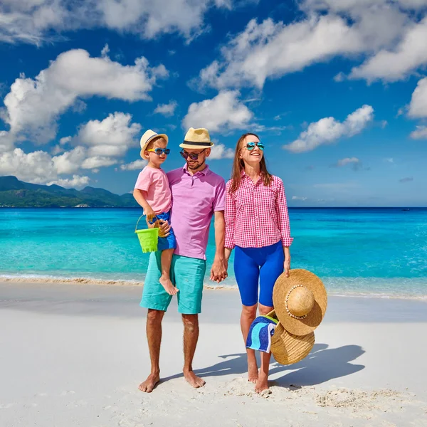 Güzel Anse Soleil plajında bir aile, üç yaşında bir çocuğu olan genç bir çift. Seyşeller 'de yaz tatili, Mahe..