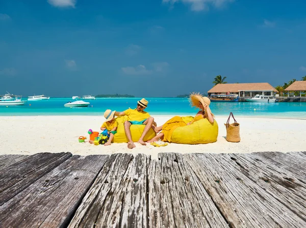 Familia Playa Pareja Joven Amarillo Con Niño Tres Años Vacaciones — Foto de Stock