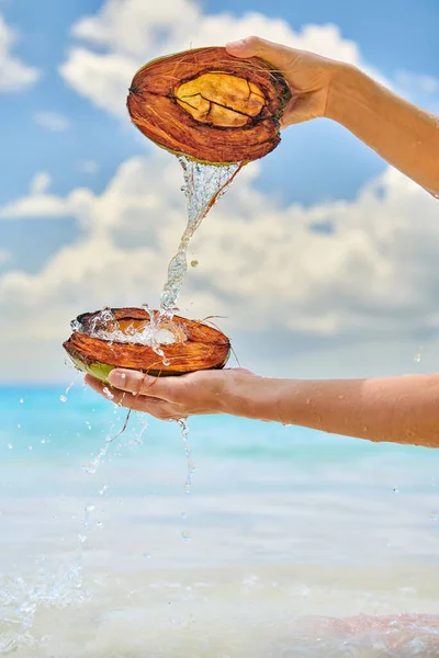 Donna Schizza Acqua Con Cocco Sulla Spiaggia Anse Soleil Alle — Foto Stock