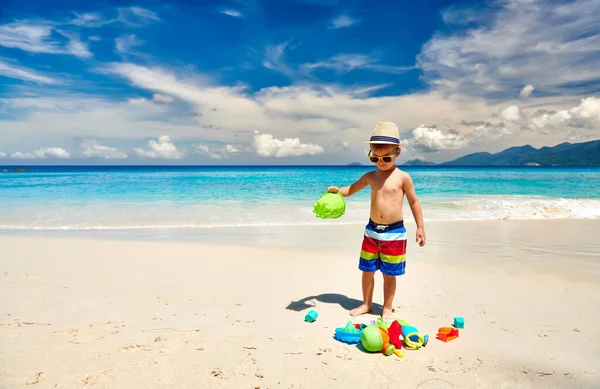 Tre Gammal Pojke Leker Med Strandleksaker Stranden Sommar Familjesemester Seychellerna — Stockfoto