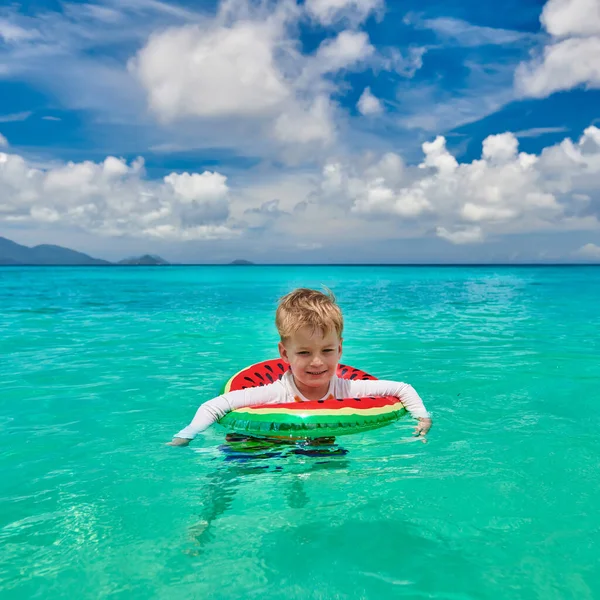 3歳の幼児男の子オンビーチでセイシェルスイミングとともにインフレータブルリング — ストック写真