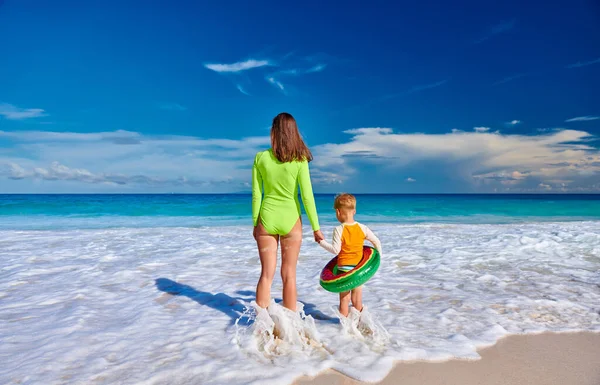 Trzyletni Chłopiec Plaży Matką Letni Wypoczynek Rodzinny Seszelach Mahe — Zdjęcie stockowe