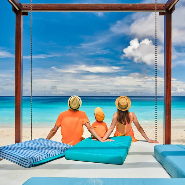 Famiglia Sulla Bellissima Spiaggia Petite Anse Giovane Coppia Arancione Con — Foto Stock