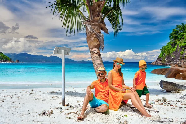 Familia Hermosa Playa Petite Anse Pareja Joven Con Niño Tres —  Fotos de Stock