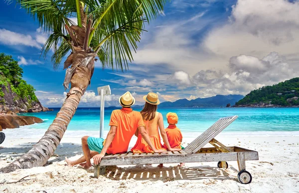 Familie Schönen Strand Petite Anse Junges Paar Mit Dreijährigem Kleinkind — Stockfoto