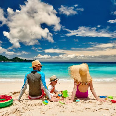 Sahilde bir aile, üç yaşında oğlu olan genç bir çift. Seyşeller 'de yaz tatili.