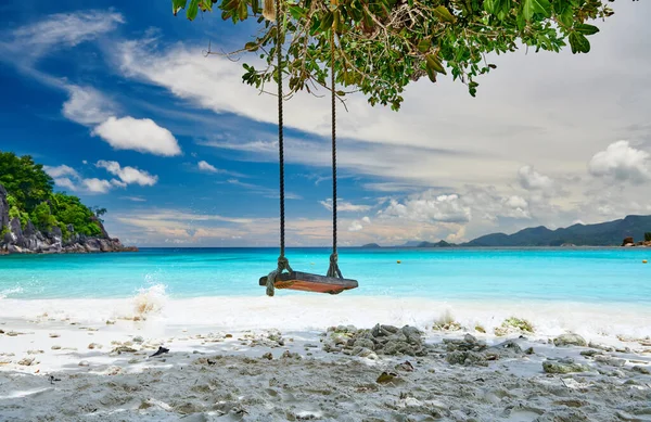 Schöner Petite Anse Strand Mit Schaukel Bei Mahe Seychellen — Stockfoto