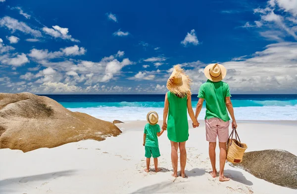Güzel Anse Intendance Plajında Bir Aile Yeşil Elbiseli Genç Bir — Stok fotoğraf