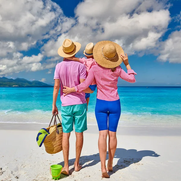 Famiglia Sulla Bellissima Spiaggia Anse Soleil Giovane Coppia Con Bambino — Foto Stock