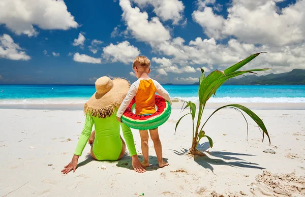 Трирічний Хлопчик Малюк Пляжі Мамою Літня Сімейна Відпустка Сейшельських Островах — стокове фото