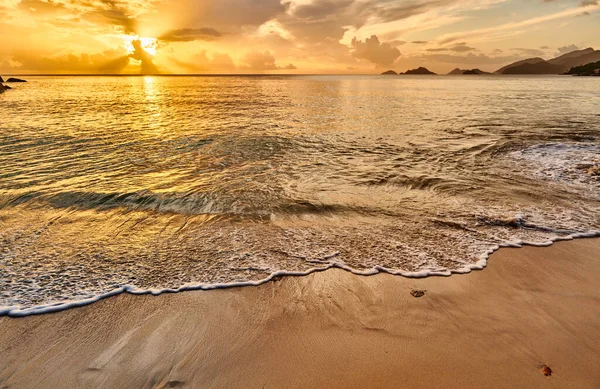 Mahe Seyşel Adaları Plajda Güzel Gün Batımı — Stok fotoğraf