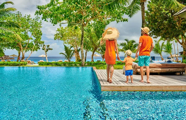 Familie Aan Het Zwembad Jong Stel Met Drie Jaar Oude — Stockfoto