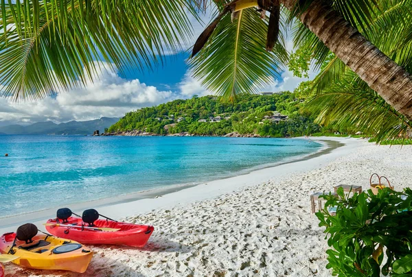 Hermosa Playa Petite Anse Con Kayaks Palmeras Seychelles Mahe — Foto de Stock