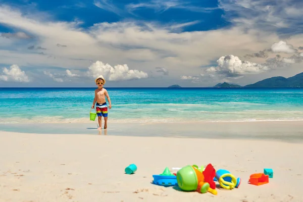 Menino Três Anos Brincando Com Brinquedos Praia Praia Férias Família — Fotografia de Stock