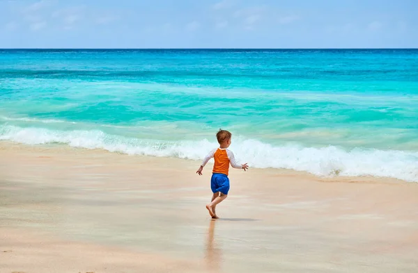 ビーチを走っている3歳の幼児の少年 セーシェルでの夏休み — ストック写真