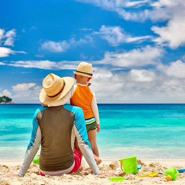 Трирічний Хлопчик Пляжі Батьком Літня Сімейна Відпустка Сейшельських Островах Мае — стокове фото