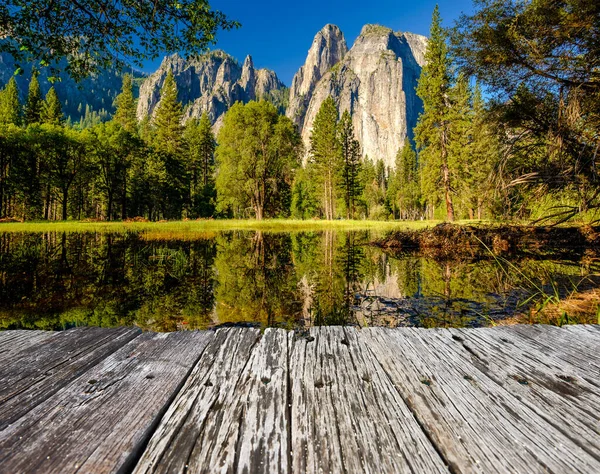 Middle Cathedral Rock Refletindo Rio Merced Parque Nacional Yosemite Califórnia — Fotografia de Stock