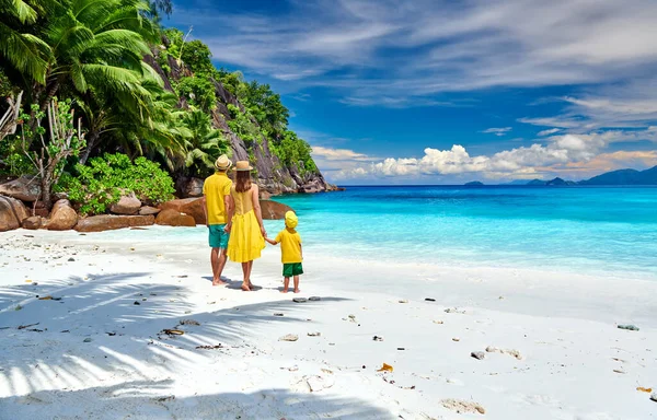 Familia Hermosa Playa Petite Anse Pareja Joven Amarillo Con Niño —  Fotos de Stock