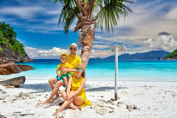一家人在美丽的小天使湾 一对年轻的夫妇和3岁的幼儿坐在棕榈树上 在塞舌尔马埃的暑假 — 图库照片