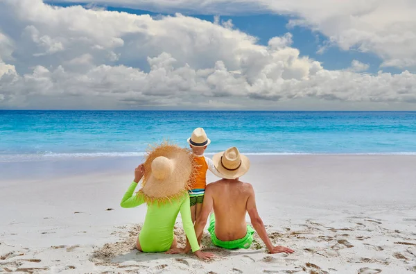 Família Praia Jovem Casal Com Menino Três Anos Férias Verão — Fotografia de Stock