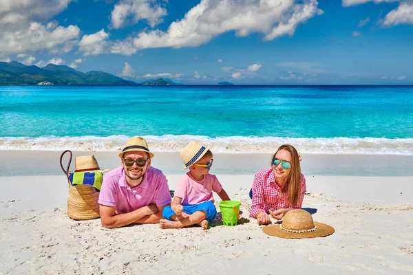 Familia Hermosa Playa Anse Soleil Pareja Joven Con Niño Tres —  Fotos de Stock