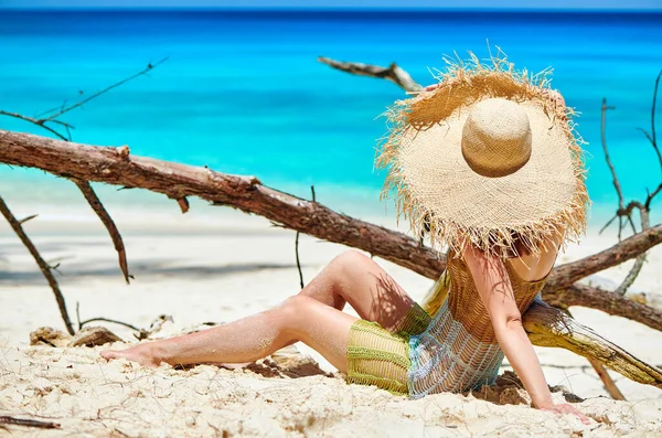 Donna Seduta Sulla Spiaggia Alle Seychelles Mahe — Foto Stock
