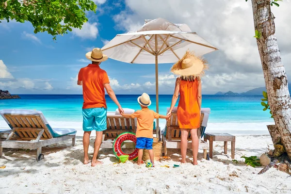 Family Beautiful Petite Anse Beach Young Couple Three Year Old — Stock Photo, Image