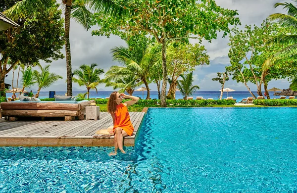 Mujer Junto Piscina Piscina Del Complejo Mahe Seychelles — Foto de Stock