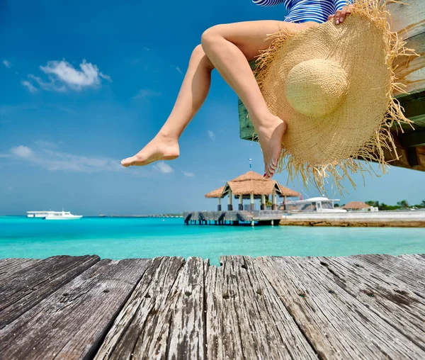 Donna Seduta Sul Pontile Legno Della Spiaggia Vacanze Estive Alle — Foto Stock