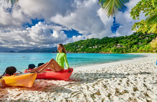 Mujer Sentada Kayak Hermosa Playa Petite Anse Con Palmera Seychelles —  Fotos de Stock