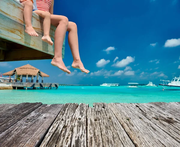 Niño Tres Años Con Madre Sentada Embarcadero Madera Vacaciones Familiares —  Fotos de Stock