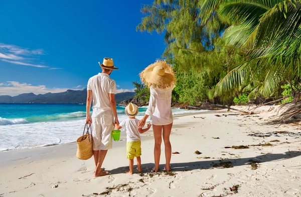 Família Bela Praia Anse Soleil Jovem Casal Branco Com Menino — Fotografia de Stock