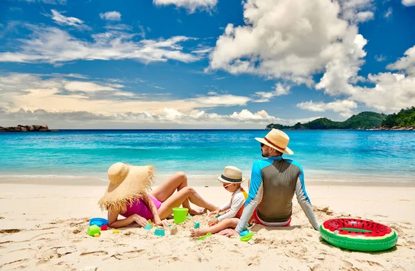 Famiglia Sulla Spiaggia Giovane Coppia Con Bambino Tre Anni Vacanze — Foto Stock